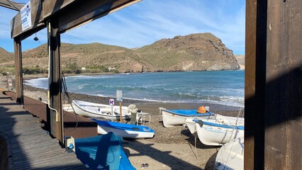 lanchas en la arena de  mar mediterráneo 