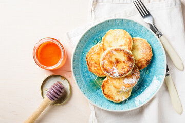 Cottage cheese pancakes with honey.