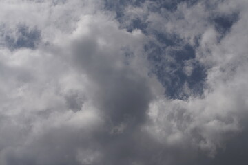 Leichte Bewölkung am blauen Himmel zur Mittagszeit