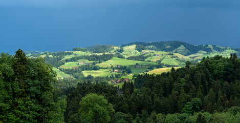 Fototapeta na wymiar Schweiz Hügel und Bergland