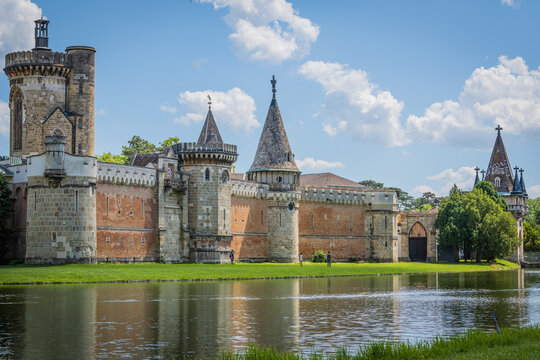 Die Schl&ouml;sser von Laxenburg in der Gemeinde Laxenburg in Nieder&ouml;sterreich, sechs Kilometer s&uuml;dlich zum Bundesland Wien. Im gro&szlig;en Schlosspark befinden sich das Alte Schloss, Blaue Hof und Franzensburg