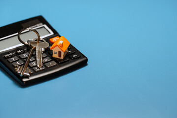Fototapeta premium Toy house, keys and calculator. Real estate purchase concept.