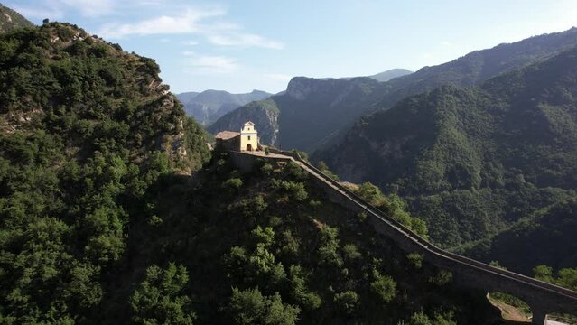 Chapelle de montagne sur un roc - Alpes-Maritimes