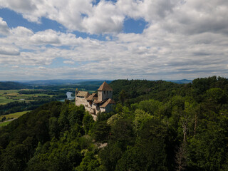 Eine alte, Deutsche Burg, gelegen in den Bergen und umgeben von einem Fluss