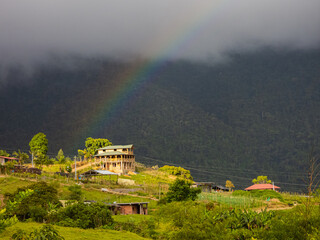 bella comunidad cubierta por un arcoíris en las montañas de Colombia