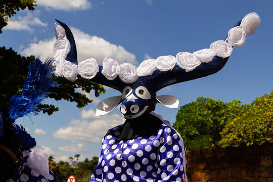 Um mascarado, personagem da festa chamada Cavalhadas. Uma festa brasileira de cunho religioso .