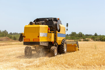 Obraz premium Combine harvester harvesting barley fields.Agricultural machinery