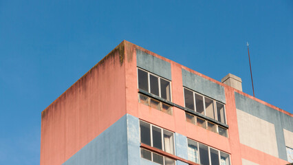 Edificio rojo y azul abandonado