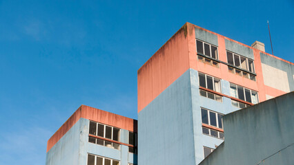 Edificio rojo y azul abandonado