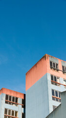 Edificio rojo y azul abandonado