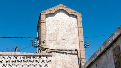 Torre en antiguo taller mecánico abandonado