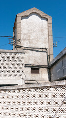 Torre en antiguo taller mecánico abandonado