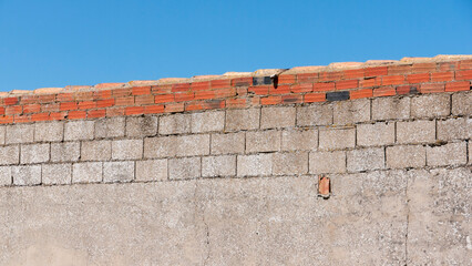 Muro de bloques de hormigón y ladrillo naranja