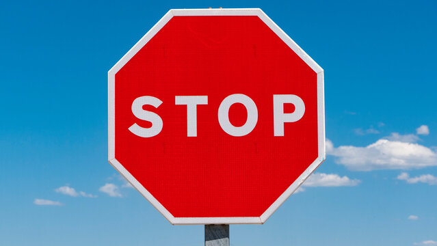 Se&ntilde;al de tr&aacute;fico en carretera rural en campo abierto