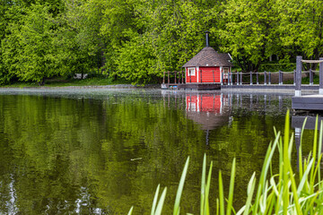 Obraz premium fisherman's house on the shore of the reservoir