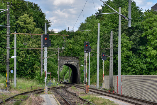 Garsten, Bahnhof, Einfahrt, Rudolfsbahn, Tunnel, Gleis, Gleise, Oberleitung, Mast, Oberleitungsmast, Draht, Fahrdraht, Bahnsteig, Bahnsteige, Bahn&uuml;bergang, Signal, Signale, Normalspur, L&auml;rmschutzwand,
