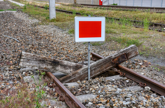 Garsten, Bahnhof, Gleisende, Schild, Tafel, Zeichen, Abstellgleis, Normalspur, Rudolfsbahn, Eisenbahn, Bahnstrecke, Bahnbett, Schotter, Schienen, Gleis, Schwellen, Achtung, Rechteck, Beton, Pflock, Be
