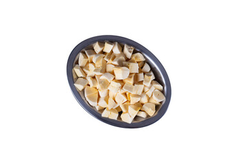 Mandioca Aipim Macaxeira cortada em pedaços em um prato de metal isolada