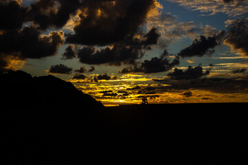 Atardecer en el campo con nubes alrededor. 