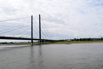 kniebrücke über rhein in düsseldorf, deutschland
