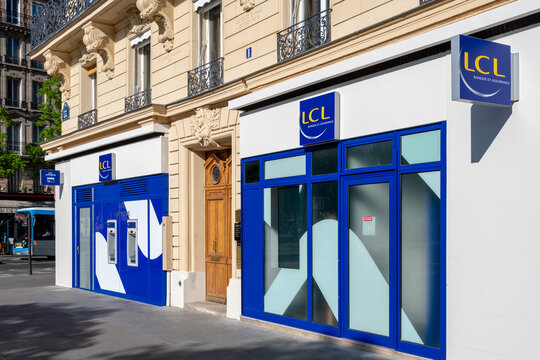 Paris, France - 6 juin 2022: Vue extérieure d'une agence de la banque française LCL (Le Crédit Lyonnais)