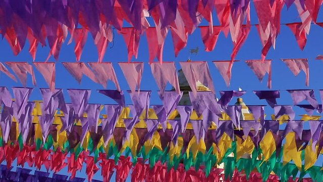 decora&ccedil;&atilde;o de festa junina - bandeirinhas coloridas tremulando em frente a igreja
