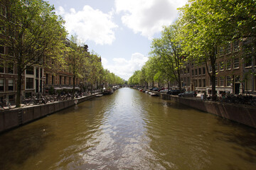 Fototapeta na wymiar Traditional Gracht (town canal) in the city of Amsterdam