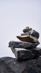 Equilibro mientras la nieve cae en las piedras