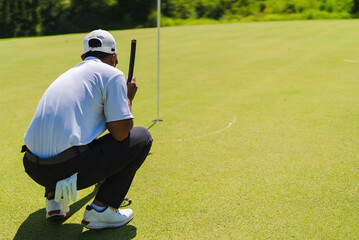 Obraz premium Asian man golfing on the course. In summer