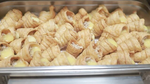 Buffet ejecutivo, servicio de conos dulces en bandeja de aluminio, disparo cerrado. Video comida