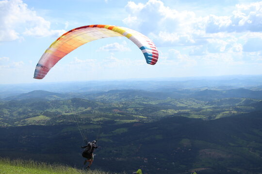 Parapente em Brumadinho (MG). Esporte Radical.  Local conhecido como "Topo do Mundo".