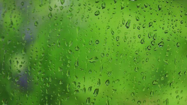 窓ガラスに降る雨の水滴　梅雨　イメージ
