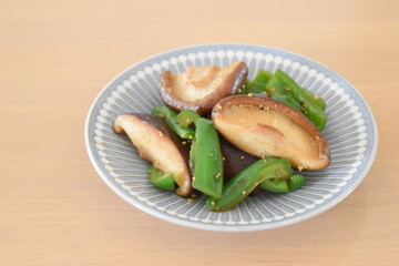 椎茸とピーマンのガーリック炒め