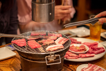 網の上で肉を焼く　焼肉