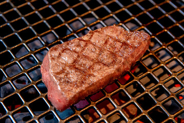 網の上で肉を焼く　焼肉