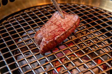 網の上で肉を焼く　焼肉