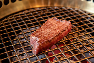 網の上で肉を焼く　焼肉