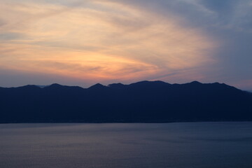 Fototapeta na wymiar 湖西の山と夕焼雲
