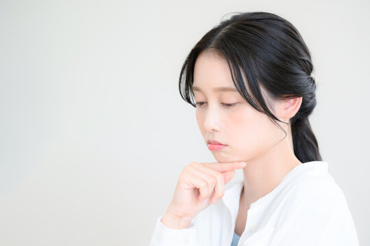 悩む 女性 」の写真素材 | 1,016,269件の無料イラスト画像 | Adobe Stock