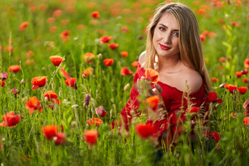 Obraz na płótnie Canvas Size plus woman in a poppy field