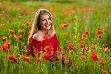 Fototapeta na wymiar Size plus woman in a poppy field