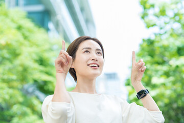 指さしのポーズをするビジネスウーマン