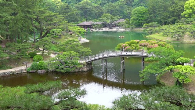 新緑が美しい回遊式の日本庭園  4K  香川県栗林公園の春の風景  2022年5月20日