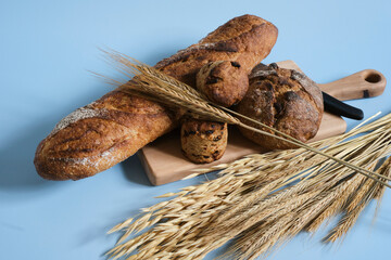 様々なパンとツール、ブルー背景、水色