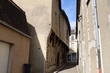 Rue typique, village de Saint Florentin, département de l'Yonne, France