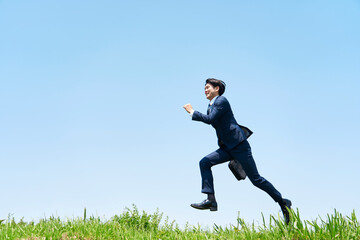 屋外を走るビジネスマン