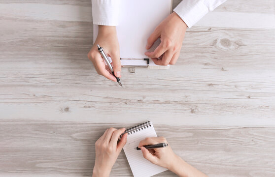 Two people having a meeting. The person who gives instructions. Points, advice, orders, instructions, corrections, teach, etc. 打ち合わせをする2人。指示をする人。指摘、アドバイス、命令、指示、修正、教えるなど