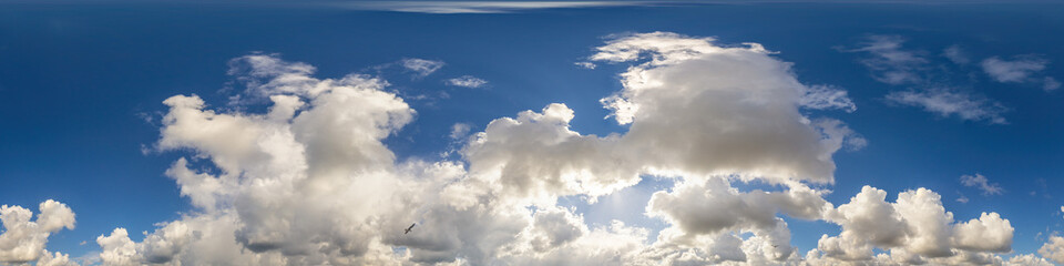 Obraz premium Blue sky panorama with puffy Cumulus clouds. Seamless hdr pano in spherical equirectangular format. Sky dome or zenith for 3D visualization, game and sky replacement for aerial drone 360 panoramas.