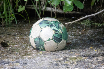 ballon de football dans un étang 