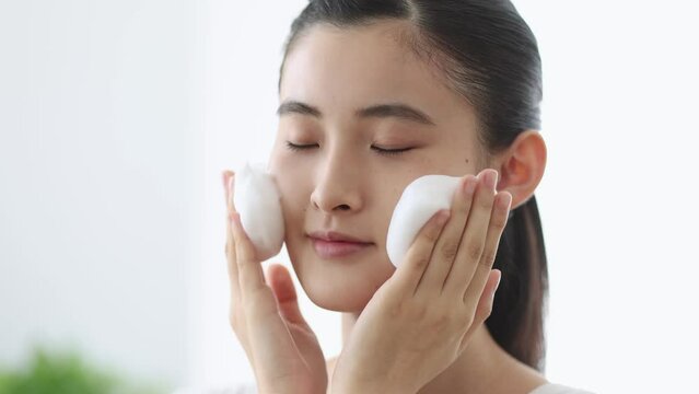 洗顔をする若い女性